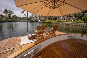 Lazzara 106 - Passion - Sundeck Lounge