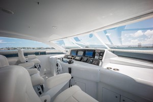 Lazzara 106 - Passion - Flybridge Helm