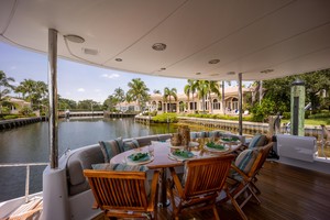 Lazzara 106 - Passion - Sundeck Lounge