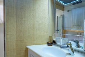 Hatteras 70 - Gypsy Rose - Guest Head