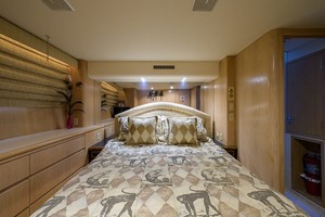 Hatteras 70 - Gypsy Rose - VIP Stateroom