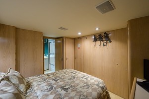 Hatteras 70 - Gypsy Rose - VIP Stateroom