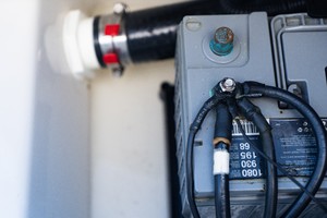 Boston Whaler 21 - Battery