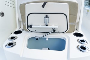 Boston Whaler 21 - fwd console Seating livewell
