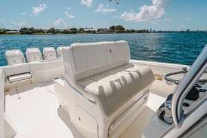 SeaVee 39 - Helm Seating
