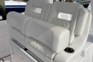 Intrepid 34 - Helm Seating