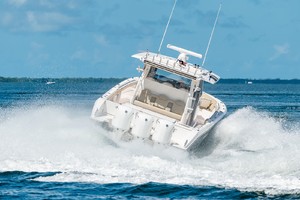 Pursuit 40 - Reel Class - exterior