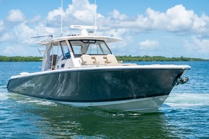 Pursuit 40 - Reel Class - exterior