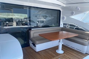 Pershing 64 - SoundView - Flybridge Dinette