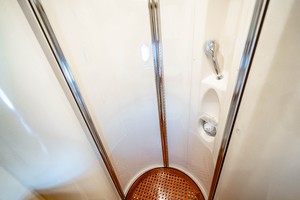 Azimut 68 - Forever - Shower