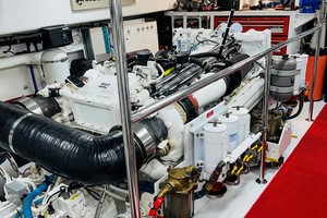 Hatteras 100 - Engine Room