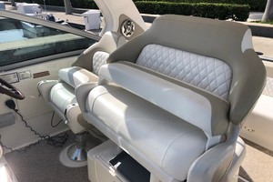 Chaparral 31- C-Scape - Helm Seating