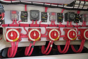 Venture 39 Boogie Man - battery switches
