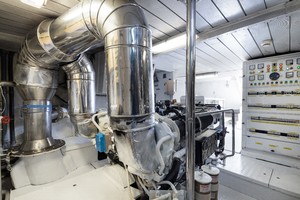 Azimut 80 - Engine Room