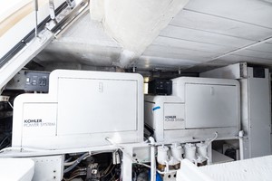 Azimut 80 - Engine Room