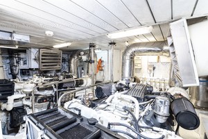 Azimut 80 - Engine Room