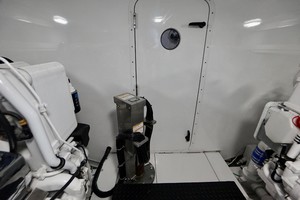 Whiticar 77 - Kings Blue - engine room