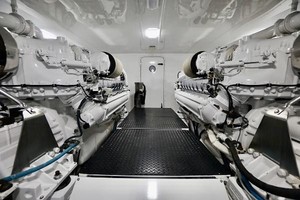 Whiticar 77 - Kings Blue - engine room