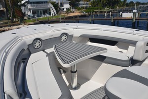 Tidewater 320 CC - pop-up table