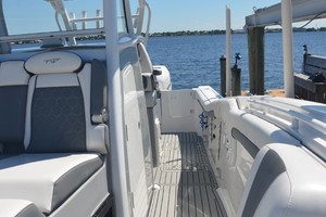 Tidewater 320 CC - sidedeck