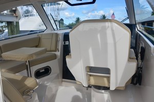 Pursuit 32 - Grillin Time - helm