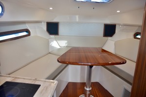 Pursuit 32 - Grillin Time - dinette