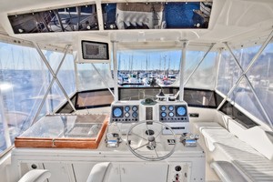 Viking 41 - Yota Life - Flybridge Helm Station
